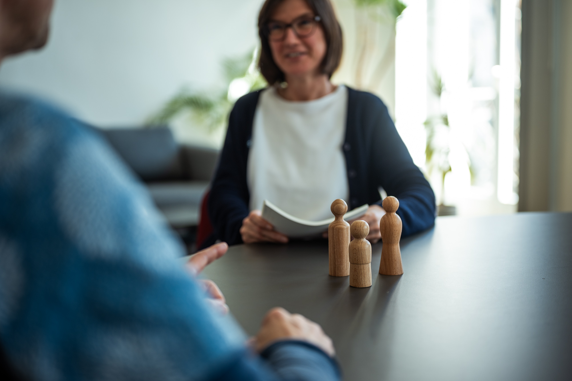 weibliche Person berät - systemische Männerberatung